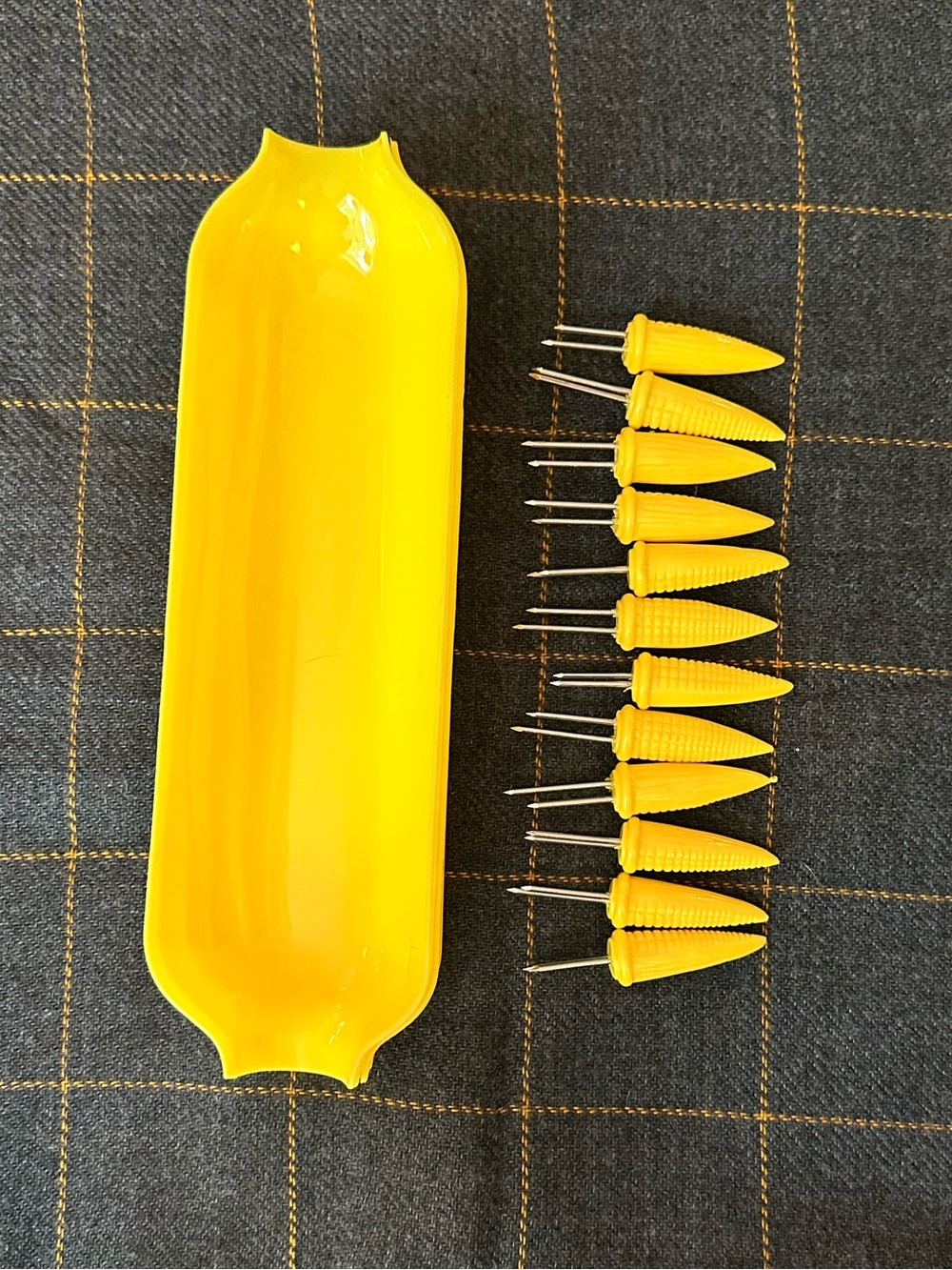 Corn on the cob dishes and holders